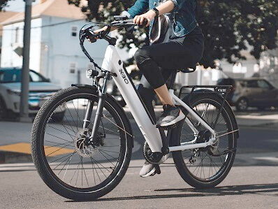 Frau radelt mit weißem E-Bike